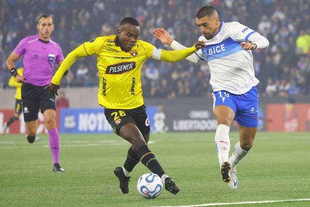 Futbol, Universidad Catolica vs Barcelona SC. Copa Libertadores 2026. El jugador de Universidad Catolica Branco Ampuero, derecha, disputa el balon contra Johnny Quinonez de Barcelona SC durante el partido de la fecha 5 del grupo D de la Copa Libertadores disputado en el estadio Claro Arena de Santiago, Chile. 21 05 2026 Jonnathan Oyarzun Photosport Football, Universidad Catolica vs Barcelona SC. 2026 Copa Libertadores Championship. Universidad Catolica player Branco Ampuero, right, vies for the ball against Johnny Quinonez of Barcelona SC during the Copa Libertadores, group D fiveth turn match at Claro Arena in Santiago, Chile. 21 05 2026 Jonnathan Oyarzun Photosport Universidad Catolica vs Barcelona SC, Copa Libertadores 2026