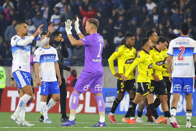 Futbol, Universidad Catolica vs Barcelona SC. Copa Libertadores 2026. Los jugadores de Universidad Catolica celebran el triunfo durante el partido de la fecha 5 del grupo D de la Copa Libertadores contra Barcelona SC disputado en el estadio Claro Arena de Santiago, Chile. 21 05 2026 Jonnathan Oyarzun Photosport Football, Universidad Catolica vs Barcelona SC. 2026 Copa Libertadores Championship. Universidad Catolica players reacts after winning during the Copa Libertadores, group D fiveth turn match against Barcelona SC at Claro Arena in Santiago, Chile. 21 05 2026 Jonnathan Oyarzun Photosport Universidad Catolica vs Barcelona SC, Copa Libertadores 2026 