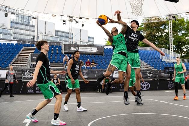 At the FIBA 3x3 Hamburg Challenger on 22 May 2026, the teams will engage in intense duels under the dome of the Active City Arena The picture shows a dynamic move with a jump shot and defensive pressure - characteristic of the fast and athletic 3x3 basketball format 3x3 basketball in Hamburg Excitement under the roof of the Active City Arena Copyright: xspeedshotx