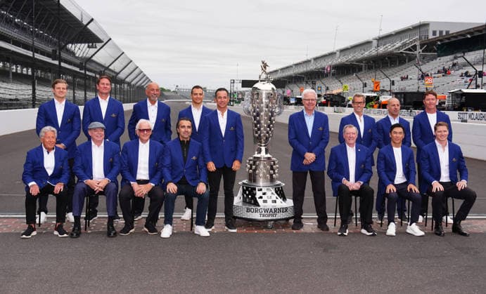 Motorsport, IndyCar, Indy 500 in Indianapolis, Former winners pose with the trophy, Photo shoot