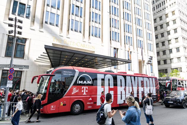 GER, DFB Cup Final, Training and press conference, FC Bayern Munich VfB Stuttgart 22 05 2026, Olympic Stadium, Olympic Stadium, GER, DFB Cup Final, Training and press conference, FC Bayern Munich VfB Stuttgart FC Bayern Munich bus in front of the hotel Â nordphotoxGmbHxx xAlexanderxTrienitz nph00051