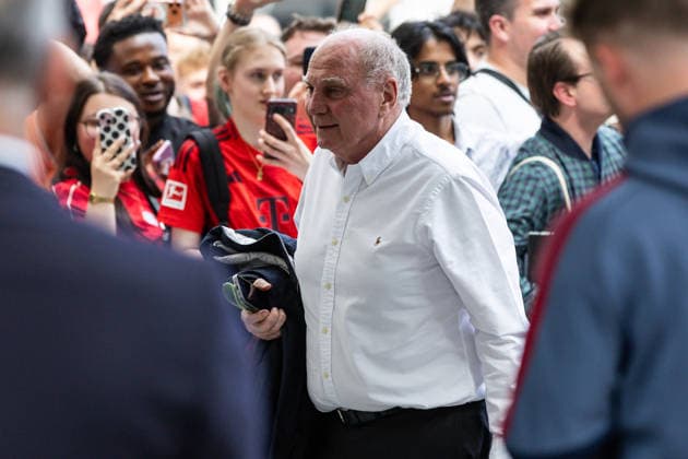GER, DFB Pokalfinale, Training and press conference, FC Bayern München VfB Stuttgart 22 05 2026, Olympiastadion, Olympiastadion, GER, DFB Pokalfinale, Training and press conference, FC Bayern München VfB Stuttgart Uli Hoeneß on arrival at the hotel Â nordphotoxGmbHxx xAlexanderxTrienitz nph00051