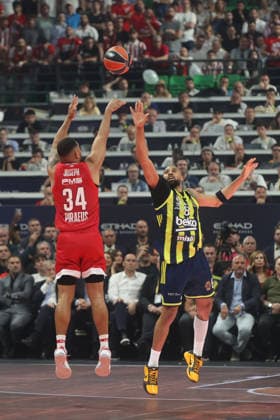 EuroLeague Final Four: Olympiacos vs Fenerbahce Beko ATHENS, GREECE - MAY 22: Talen Horton-Tucker (8) of Fenerbahce Beko in action against Cory Joseph (34) of Olympiacos during the EuroLeague Final Four match between Olympiacos vs Fenerbahce Beko at OAKA Arena in Athens, Greece, on May 22, 2026. Ayhan Mehmet Anadolu Athens Greece. Editorial use only. Please get in touch for any other usage.  Copyright: x2026xAnadoluxAyhanxMehmetx