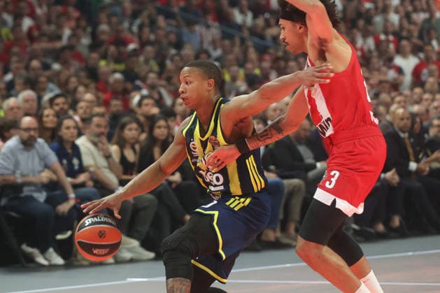 EuroLeague Final Four: Olympiacos vs Fenerbahce Beko ATHENS, GREECE - MAY 22: Devon Hall (L) of Fenerbahce Beko in action against Aleksandar Vezenkov (14) of Olympiacos during the EuroLeague Final Four match between Olympiacos vs Fenerbahce Beko at OAKA Arena in Athens, Greece, on May 22, 2026. Ayhan Mehmet Anadolu Athens Greece. Editorial use only. Please get in touch for any other usage.  Copyright: x2026xAnadoluxAyhanxMehmetx