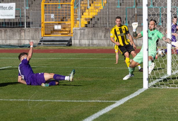 Maximilian Heiß TSV Schwaben scores to equalize 1 1 against Egon Weber goalkeeper SV Kirchanschöring TSV Schwaben Augsburg vs SV Kirchanschöring, relegation Regionalliga Bayern, season 2025 2026,