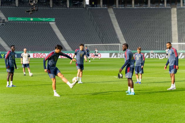 Bara Sapoko Ndiaye FC Bayern Muenchen, 39 , Hiroki Ito FC Bayern Muenchen, 21 , Minjae Kim FC Bayern Muenchen, 03 , Dayot Upamecano FC Bayern Muenchen, 02 , Lennart Karl FC Bayern Muenchen, 42 and Jonathan Tah FC Bayern Muenchen, 04 during the final training session, GER, Final training session and press conference on the day before the DFB Cup final, FC Bayern Muenchen vs VfB Stuttgart, Football, Men, DFB Cup, Final, Season 2025 2026, 22 05 2026 DFL REGULATIONS PROHIBIT ANY USE OF PHOTOGRAPHS AS IMAGE SEQUENCES AND OR QUASI VIDEO GER, Final training and press conference on the day before the DFB Cup final, FC Bayern Muenchen vs VfB Stuttgart, Football, Men, DFB Cup, Final, Season 2025 2026, 22 05 2026 Berlin Copyright: xEibner-Pressefoto MaxxVincenx EP_MVN