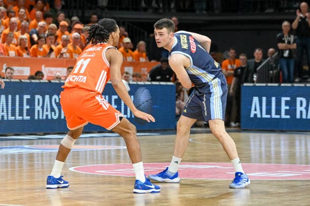 Jonas Mattisseck ALBA Berlin, 09 vs Alonzo Verge jr RASTA Vechta, 11 RASTA Vechta vs ALBA Berlin, easyCredit Basketball Bundesliga, Play Off, Season 2025 2026, 22 05 2026, RASTA Vechta vs ALBA Berlin, easyCredit Basketball Bundesliga, Play Off, Season 2025 2026, 22 05 2026 Vechta Copyright: xEibner-Pressefoto RobertxGertzenx EP_RGN