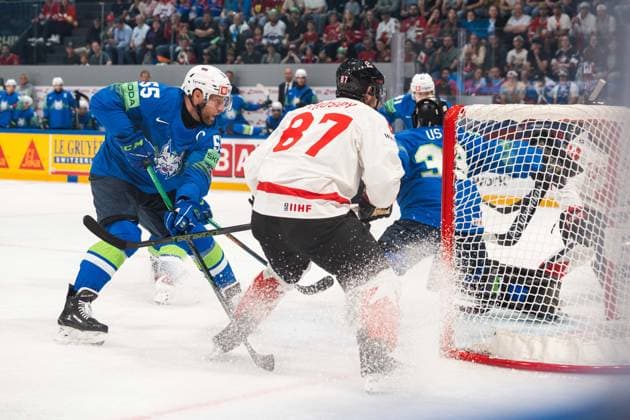 FRIBOURG, FRIBOURG - MAY 22: Robert Sabolic of Slovenia battles with Sidney Crosby of Canada in front of the Slovenia goal during the 2026 IIHF World Championship, WM, Weltmeisterschaft Preliminary Round Group B match between Canada and Slovenia at BCF Arena on May 22, 2026 in Fribourg, Fribourg, Switzerland. Copyright: xLivioxBaeriswylx xSPPx Sportspressphoto_SPR151866