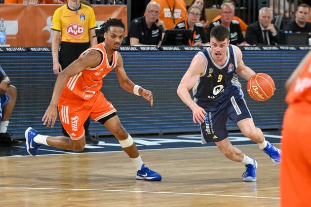 Jonas Mattisseck ALBA Berlin, 09 vs Alonzo Verge jr RASTA Vechta, 11 RASTA Vechta vs ALBA Berlin, easyCredit Basketball Bundesliga, Play Off, Season 2025 2026, 22 05 2026, RASTA Vechta vs ALBA Berlin, easyCredit Basketball Bundesliga, Play Off, Season 2025 2026, 22 05 2026 Vechta Copyright: xEibner-Pressefoto RobertxGertzenx EP_RGN