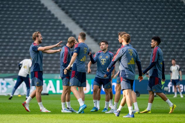 Training FC Bayern Muenchen, Konrad Laimer FC Bayern Muenchen, 27 is punished by Harry Kane FC Bayern Muenchen, 09 , Raphael Guerreiro FC Bayern Muenchen, 22 , GER, Final training and press conference on the eve of the DFB Cup final, FC Bayern Muenchen vs VfB Stuttgart, Football, Men, DFB Cup, Final, Season 2025 2026, 22 05 2026, DFL DFB REGULATES PROHIBIT ANY USE OF PHOTOGRAPHS AS IMAGE SEQUENCES AND OR QUASI VIDEO, GER, Final training and press conference on the day before the DFB Cup final, FC Bayern Muenchen vs VfB Stuttgart, Football, Men, DFB Cup, Final, Season 2025 2026, 22 05 2026 Berlin Copyright: xEibner-Pressefoto WolfgangxFrankx EP_WFK
