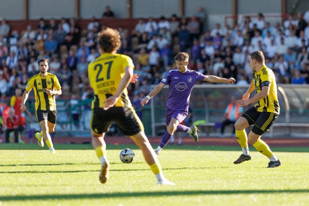 Maximilian Heiß 7, TSV Schwaben Augsburg in the foreground David Rosenstatter 27, SV Kirchanschöring during the match between TSV Schwaben Augsburg v SV Kirchanschöring, Soccer, Men, Regionalliga Bayern Relegation, 2025 2026, Matchday 2 on 22 05 2026 in Augsburg, Rosenaustadion Bayern Germany