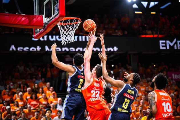 22 05 2026, Rasta Dome, Vechta Basketball, easyCredit Bundesliga, Playoffs quarterfinals, Rasta Vechta vs ALBA Berlin duel between Tibor Pleiss Pleiss 22 Vechta and Jack Kayil 7 Berlin , J wan Roberts 13 Berlin