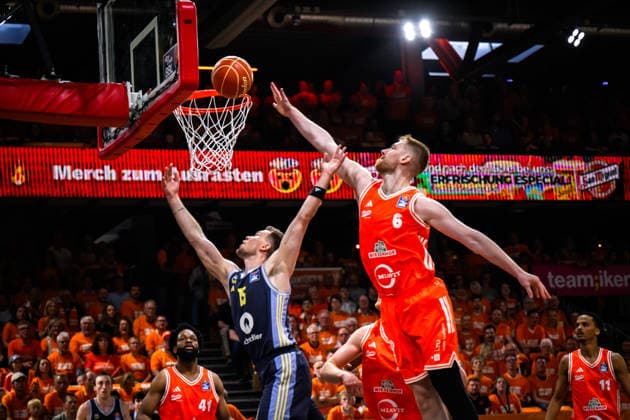 22 05 2026, Rasta Dome, Vechta Basketball, easyCredit Bundesliga, Playoffs quarter-finals, Rasta Vechta vs ALBA Berlin duel between Martin Hermannsson 15 Berlin and Luc van Slooten 6 Vechta