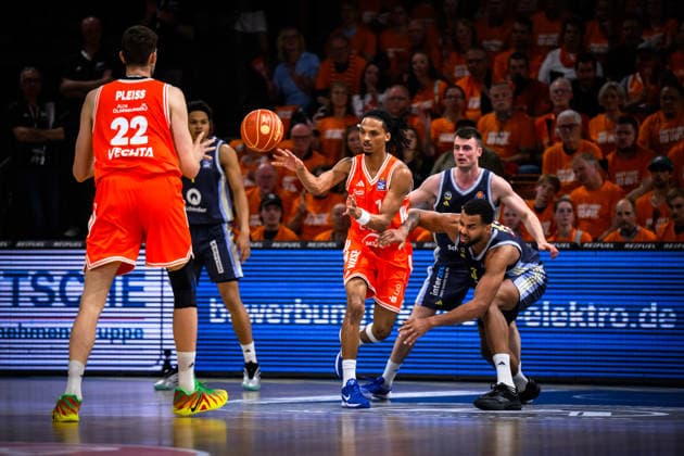 22 05 2026, Rasta Dome, Vechta Basketball, easyCredit Bundesliga, Playoffs quarterfinals, Rasta Vechta vs ALBA Berlin Alonzo Verge Jr 11 Vechta matches Tibor Pleiß Pleiss 22 Vechta