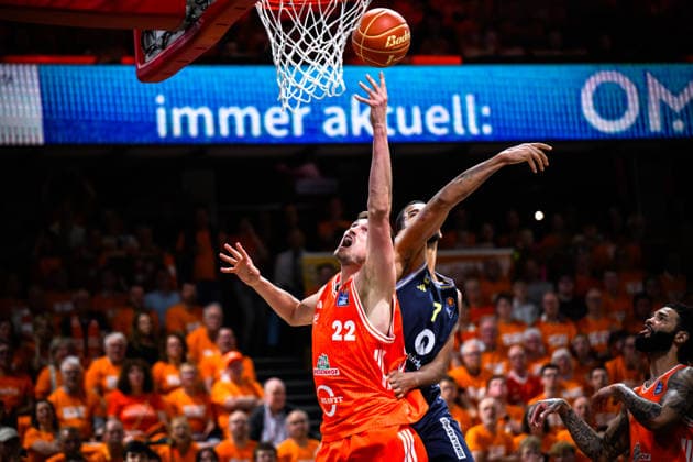 22 05 2026, Rasta Dome, Vechta Basketball, easyCredit Bundesliga, Playoffs quarterfinals, Rasta Vechta vs ALBA Berlin duel between Tibor Pleiß Pleiss 22 Vechta and Norris Agbakoko 17 Berlin