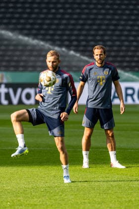 GER, DFB Cup final, training and press conference, FC Bayern München VfB Stuttgart 22 05 2026, Olympiastadion, Olympiastadion, GER, DFB Cup final, training and press conference, FC Bayern München VfB Stuttgart Konrad Laimer FC Bayern München 27 , Harry Kane FC Bayern München 9 at training  nordphotoxGmbHxx xAlexanderxTrienitz nph00051