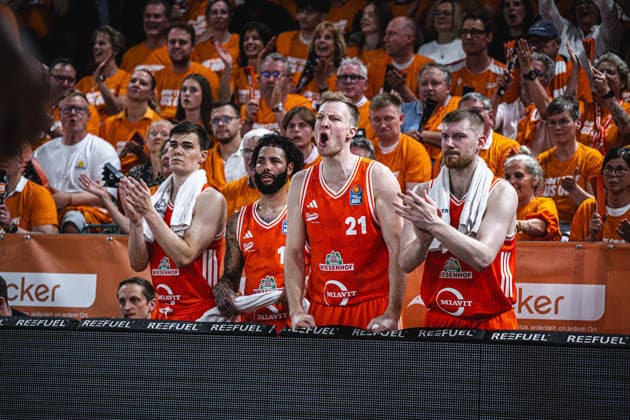 1 Basketball Bundesliga, easyCredit BBL, Season 2025 2026, Men, Playoffs, Quarterfinals, Game 3, 22 05 2026, RASTA Vechta ALBA Berlin The RASTA Vechta team shows emotions during the game Vechta RASTA Dome Lower Saxony Germany