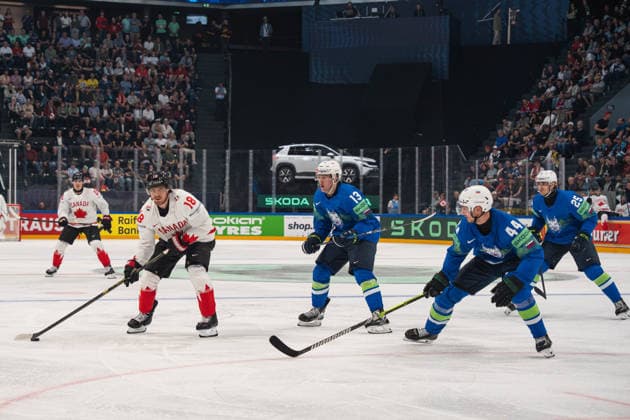 FRIBOURG, FRIBOURG - MAY 22: Robert Thomas of Canada battles with three Slovenia players during the 2026 IIHF World Championship, WM, Weltmeisterschaft Preliminary Round Group B match between Canada and Slovenia at BCF Arena on May 22, 2026 in Fribourg, Fribourg, Switzerland. Copyright: xLivioxBaeriswylx xSPPx Sportspressphoto_SPR151902