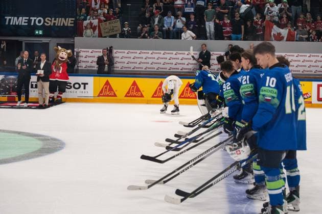 FRIBOURG, FRIBOURG - MAY 22: Slovenia players following the game during the 2026 IIHF World Championship, WM, Weltmeisterschaft Preliminary Round Group B match between Canada and Slovenia at BCF Arena on May 22, 2026 in Fribourg, Fribourg, Switzerland. Copyright: xLivioxBaeriswylx xSPPx Sportspressphoto_SPR151910