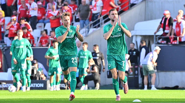 22 05 2026 Soccer season 2025 2026 Relegation 2 Soccer Bundesliga first leg Rot Weiss Essen RWE SpVgg Greuther Fürth Kleeblatt Sportfoto Zink MeZi xmexzix DFL regulations prohibit any use of photographs as image sequences and or quasi video only for editorial use Jannik Dehm 23, SpVgg Greuther Fürth Dennis Srbeny 7, SpVgg Greuther Fürth, right clapping to fans Fanblock warming up before the start of the game