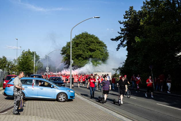 2 Bundesliga, Relegation Rot Weiss Essen SpVgg Greuther Fürth 22 05 2026 Ultras of Rot Weiss Essen, fan march before the match 2 Bundesliga, Relegation Rot Weiss Essen SpVgg Greuther Fürth Stadion an der Hafenstraße, Essen 22 05 2026 DFL DFB regulations prohibit any use of photographs as image sequences and or quasi video Copyright: xBEAUTIFULxSPORTS Buriakovx