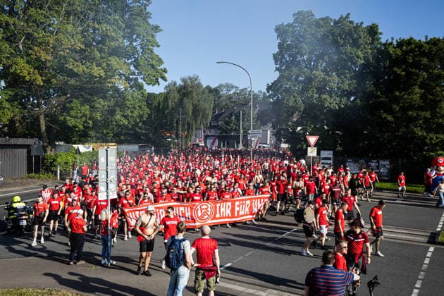 2 Bundesliga, Relegation Rot Weiss Essen SpVgg Greuther Fürth 22 05 2026 Ultras of Rot Weiss Essen, fan march before the match 2 Bundesliga, Relegation Rot Weiss Essen SpVgg Greuther Fürth Stadion an der Hafenstraße, Essen 22 05 2026 DFL DFB regulations prohibit any use of photographs as image sequences and or quasi video Copyright: xBEAUTIFULxSPORTS Buriakovx