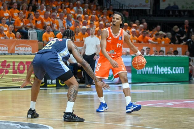 Alonzo Verge jr RASTA Vechta, 11 on the ball against J wan Robertson ALBA Berlin , 13 RASTA Vechta vs ALBA Berlin, easyCredit Basketball Bundesliga, Play Off, Season 2025 2026, 22 05 2026, RASTA Vechta vs ALBA Berlin, easyCredit Basketball Bundesliga, Play Off, Season 2025 2026, 22 05 2026 Vechta Copyright: xEibner-Pressefoto RobertxGertzenx EP_RGN