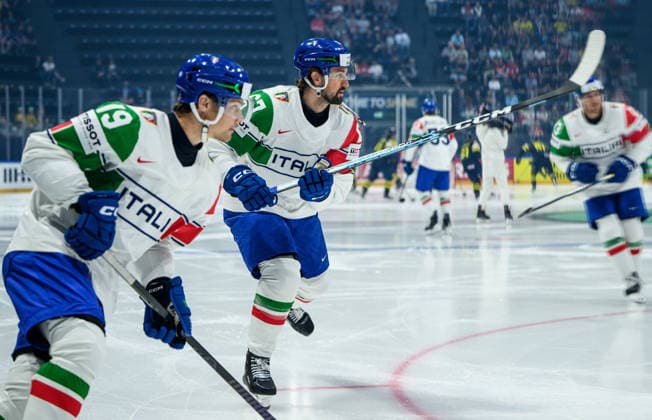 260522 Mikael Frycklund of Italy ahead of the 2026 IIHF Ice Hockey World Championship match between Sweden and Italy on May 22, 2026 in Fribourg Photo Jesper Zerman BILDBYRAN kod JZ JZ0726 ishockey ice hockey ishockey vm 2026 vm 2026 iihf world championship sverige sweden italien italy bbeng  Copyright: JESPERxZERMAN BB260522JZ091