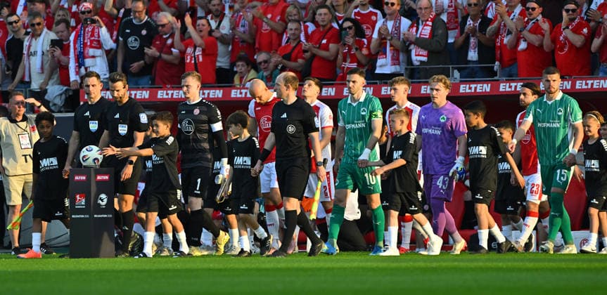 22 05 2026 Soccer season 2025 2026 Relegation 2 Soccer Bundesliga first leg Rot Weiss Essen RWE SpVgg Greuther Fürth Kleeblatt Sportfoto Zink MeZi xmexzix DFL regulations prohibit any use of photographs as image sequences and or quasi video only for editorial use Daniel Schlager Referee leads teams onto the field