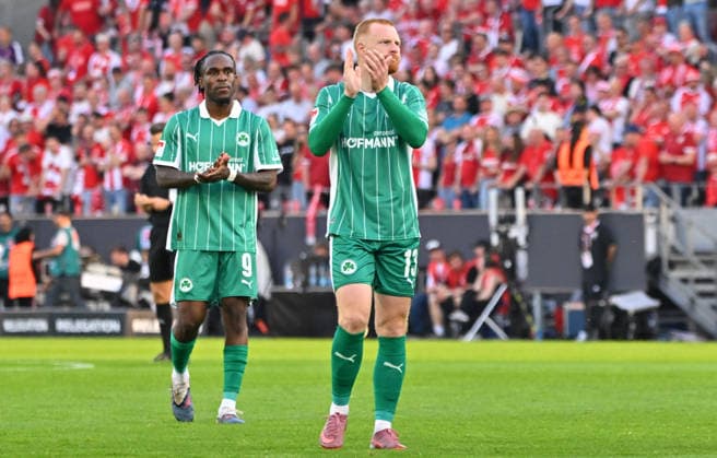 22 05 2026 Soccer season 2025 2026 Relegation 2 Soccer Bundesliga first leg Rot Weiss Essen RWE SpVgg Greuther Fürth Kleeblatt Sportfoto Zink MeZi xmexzix DFL regulations prohibit any use of photographs as image sequences and or quasi video only for editorial use Noel Futkeu 9, SpVgg Greuther Fürth Paul Will 13, SpVgg Greuther Fürth, right