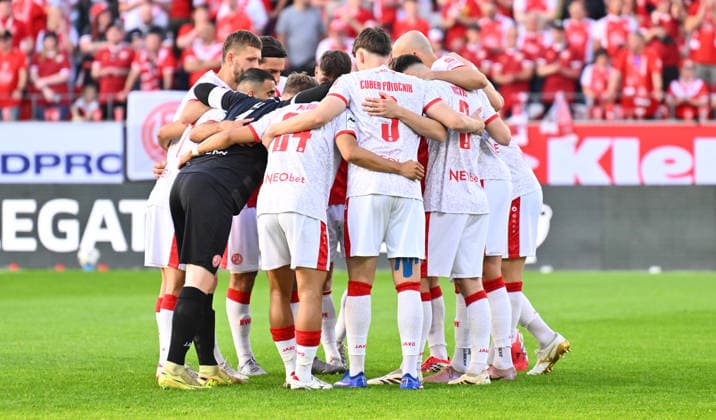 22 05 2026 Soccer season 2025 2026 Relegation 2 Soccer Bundesliga first leg Rot Weiss Essen RWE SpVgg Greuther Fürth Kleeblatt Sportfoto Zink xwoxzix DFL regulations prohibit any use of photographs as image sequences and or quasi video only for editorial use Teamkreis Essen before the start of the match