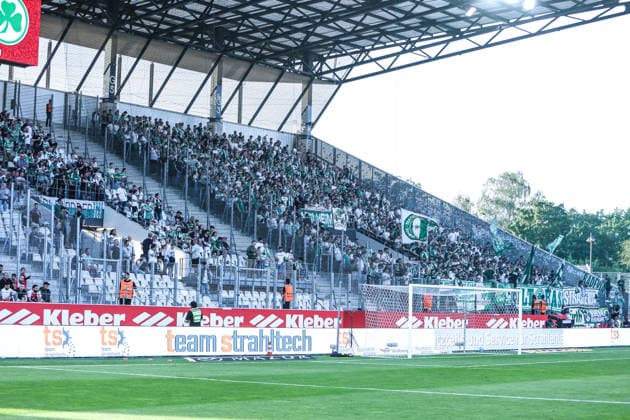 Sport, Football, Relegation 2026 Season 2025 2026 First leg Rot Weiss Essen SpVgg Greuther Fürth 22 05 2026, Stadion an der Hafenstraße Fans Greuther Fürth Essen Stadion an der Hafenstraße North Rhine-Westphalia Germany