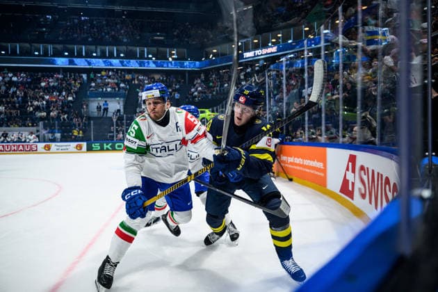 260522 Luca Zanatta of Italy and Simon Holmström of Sweden during the 2026 IIHF Ice Hockey World Championship match between Sweden and Italy on May 22, 2026 in Fribourg Photo Jesper Zerman BILDBYRAN kod JZ JZ0726 ishockey ice hockey ishockey vm 2026 vm 2026 iihf world championship sverige sweden italien italy bbeng  Copyright: JESPERxZERMAN BB260522JZ101