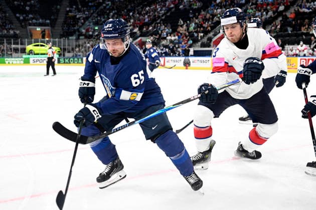 LKS 20260522 Sakari Manninen (L) of Finland vies the puck with Liam Steele of Britain during the 2026 IIHF Ice hockey, Eishockey World Championships preliminary round group A match between Finland and Great Britain in Zurich on May 22th, 2026. - RONI REKOMAA Zürich Switzerland Nj_Du3XE8l8  Copyright: xRonixRekomaax Nj_Du3XE8l8