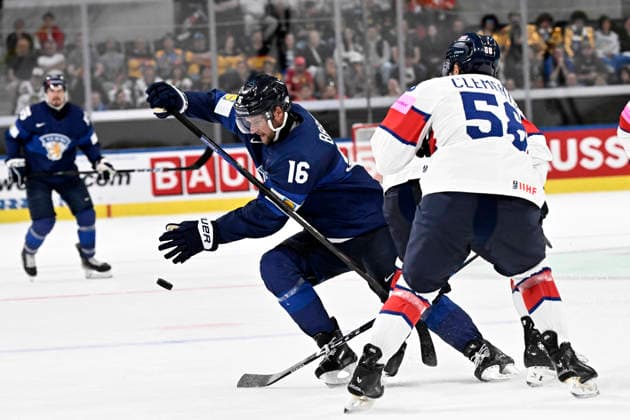 LKS 20260522 Aleksander Barkov (L) of Finland vies the puck with David Clements of Britain during the 2026 IIHF Ice hockey, Eishockey World Championships preliminary round group A match between Finland and Great Britain in Zurich on May 22th, 2026. - RONI REKOMAA Zürich Switzerland PP1Ivsa97Cs  Copyright: xRonixRekomaax PP1Ivsa97Cs