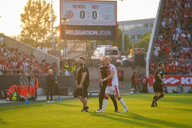 Germany Soccer 2 Bundesliga Relegation 2025 2026 Rot Weiss Essen vs SpVgg Greuther Fürth Stadion an der Hafenstraße Essen Ben Huening Ben Huening Rot Weiss Essen, 15 must be treated off the pitch Copyright: xJOERANxSTEINSIEKx