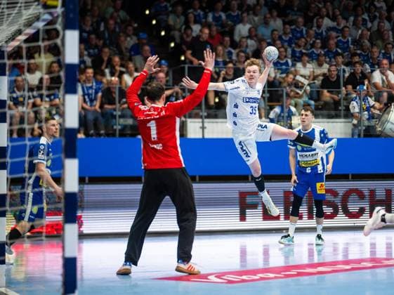 DAIKIN HBL HANDBALL MEN 1 BL 32 GAME DAY THSV EISENACH TBV LEMGO LIPPE FOR EDITORIAL PURPOSES ONLY p 22 05 2026 Eisenach DAIKIN HBL Handball 1 Bundesliga Men Season 2025 2026 32 Matchday Werner Assmann Halle ThSV Eisenach TBV Lemgo Lippe in photo Jarnes Faust 35 TBV Lemgo Lippe in duel with goalkeeper Matija Spikic 1 ThSV Eisenach Germany Thuringia Eisenach Copyright SaschaxFromm Copyright: SaschaxFromm doc85ykn33k86aghhydh9e ,EDITORIAL USE ONLY Copyright: SaschaxFromm