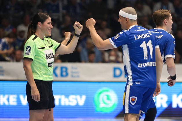 2026 05 22, xkwix, Handball, HBL, ThSV Eisenach TBV Lemgo Lippe, Werner Aßmann Halle, 32 Matchday, Season 2025 2026 Referee Tanja Kuttler before the start of the match with Gian Attenhofer ThSV Eisenach 11 Photo xKamilxWilkowskixPressefotoKochx Thüringen Germany