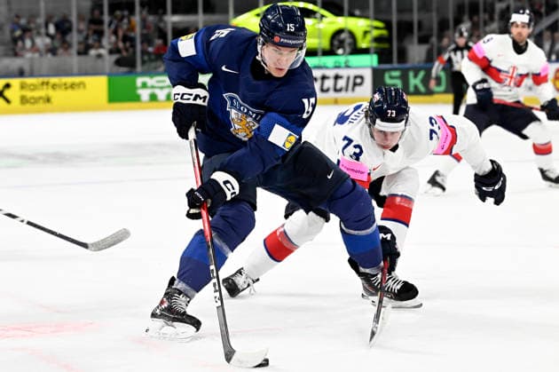 LKS 20260522 Anton Lundell (L)of Finland vies with Joseph Hazeldine of Britain during the 2026 IIHF Ice hockey, Eishockey World Championships preliminary round group A match between Finland and Great Britain in Zurich on May 22, 2026. - RONI REKOMAA Zürich Switzerland V1Dn78BHwuk  Copyright: xRonixRekomaax V1Dn78BHwuk