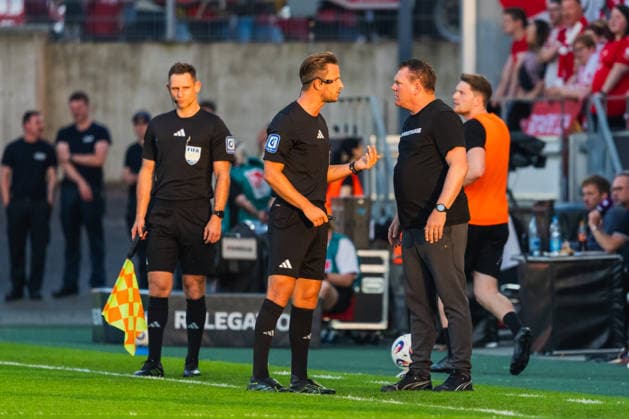 Daniel Schlagwurfager in conversation with Uwe Koschinat Rot Weiss Essen, Coach Rot Weiss Essen vs SpVgg Greuther Fuerth, Football, 2 Bundesliga Relegation 2025 26, Relegation first leg, Season 2025 26, 22 05 2026, DFL REGULATIONS PROHIBIT ANY USE OF PHOTOGRAPHS AS IMAGE SEQUENCES AND OR QUASI VIDEO, Rot Weiss Essen vs FC Ingolstadt 04, Football, 2 Bundesliga Relegation 2025 26, Relegation first leg, Season 2025 26, 22 05 2026 Essen Copyright: xEibner-Pressefoto LukasxBaldygax EP_LBA