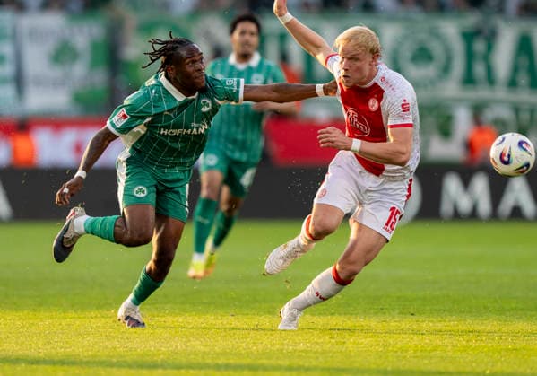 Duel between Ben Huening Rot Weiss Essen, 15 re and Noel Futkeu SpVgg Greuther Fuerth, 9 Rot Weiss Essen SpVgg Greuther Fürth, Football, Relegation to Bundesliga 2, Stadion an der Hafenstraße, Essen DFL regulations prohibit any use of photographs as image sequences and or quasi video Copyright: HMBxMedia xMarcoxBader