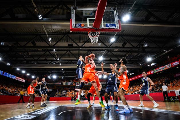 22 05 2026, Rasta Dome, Vechta Basketball, easyCredit Bundesliga, Playoffs quarterfinals, Rasta Vechta vs ALBA Berlin duel between Tibor Pleiß Pleiss 22 Vechta and Norris Agbakoko 17 Berlin under the basket