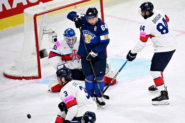 LKS 20260522 Mikael Granlund (C) of Finland makes a screen in front of goalkeeper Mat Robson of Britain during the 2026 IIHF Ice hockey, Eishockey World Championships preliminary round group A match between Finland and Great Britain in Zurich on May 22, 2026. - RONI REKOMAA Zürich Switzerland 8AEFpWeAr9o  Copyright: xRonixRekomaax 8AEFpWeAr9o