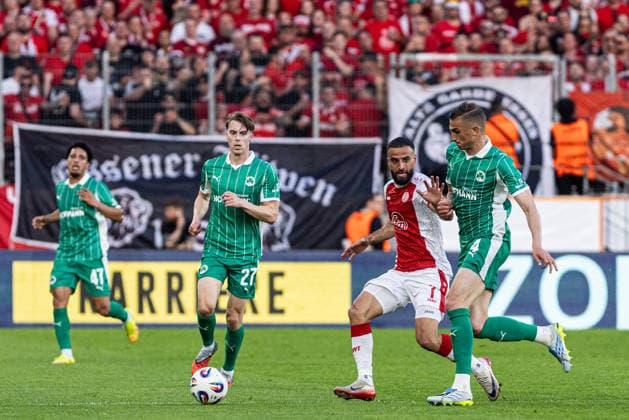 2 Bundesliga, Relegation Rot Weiss Essen SpVgg Greuther Fürth 22 05 2026 Ramien Safi Rot Weiss Essen, 7 , Philipp Ziereis SpVgg Greuther Fürth, 4 2 Bundesliga, Relegation Rot Weiss Essen SpVgg Greuther Fürth Stadion an der Hafenstraße, Essen 22 05 2026 DFL DFB regulations prohibit any use of photographs as image sequences and or quasi video Copyright: xBEAUTIFULxSPORTS Buriakovx