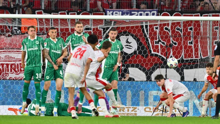 22 05 2026 Soccer season 2025 2026 Relegation 2 Soccer Bundesliga first leg Rot Weiss Essen RWE SpVgg Greuther Fürth Kleeblatt Sportfoto Zink xwoxzix DFL regulations prohibit any use of photographs as image sequences and or quasi video only for editorial use Torben Müsel 26, Rot Weiss Essen scores goal Goal shot for 1 0 from free kick