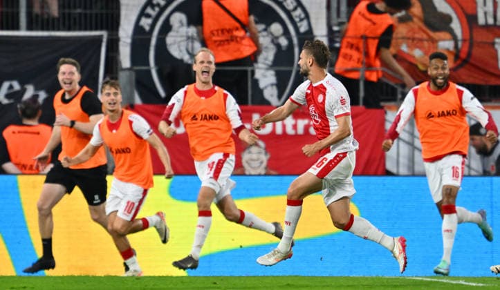 22 05 2026 Soccer season 2025 2026 Relegation 2 Soccer Bundesliga first leg Rot Weiss Essen RWE SpVgg Greuther Fürth Kleeblatt Sportfoto Zink xwoxzix DFL regulations prohibit any use of photographs as image sequences and or quasi video only for editorial use Torjubel Jubel Freude nach Treffer Tor Torschuß zum 1 0 durch Torben Müsel 26, Rot Weiss Essen