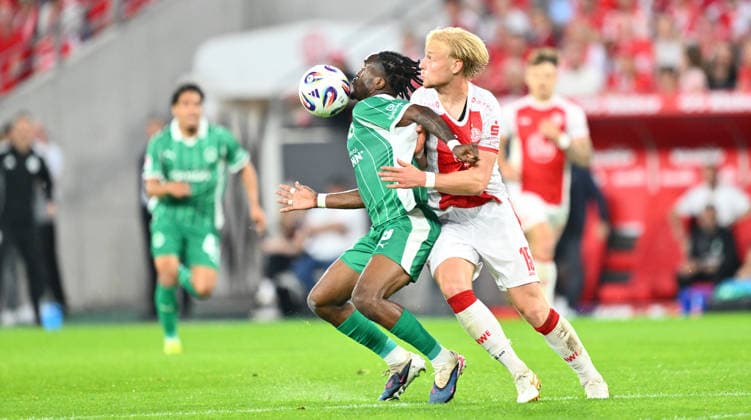 22 05 2026 Soccer season 2025 2026 Relegation 2 Soccer Bundesliga first leg Rot Weiss Essen RWE SpVgg Greuther Fürth Kleeblatt Sportfoto Zink xwoxzix DFL regulations prohibit any use of photographs as image sequences and or quasi video only for editorial use Noel Futkeu 9, SpVgg Greuther Fürth Ben Vincent Hüning 15, Rot Weiss Essen