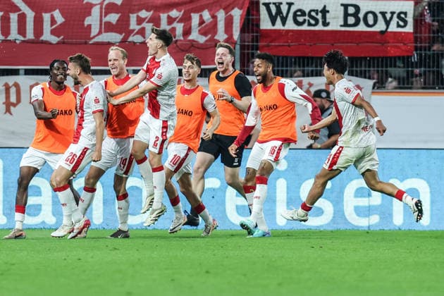 Sports, Football, Relegation 2026 Season 2025 2026 First leg Rot Weiss Essen SpVgg Greuther Fürth 22 05 2026, Stadion an der Hafenstraße Goal celebration Rot Weiss Essen after the goal to 1 0 by Torben Müsel Rot Weiss Essen, 26 , the players are happy Essen Stadion an der Hafenstraße North Rhine-Westphalia Germany