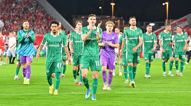 22 05 2026 Fußball Saison 2025 2026 Relegation 2 Fußball Bundesliga Hinspiel Rot Weiss Essen RWE SpVgg Greuther Fürth Kleeblatt Sportfoto Zink MeZi xmexzix DFL regulations prohibit any use of photographs as image sequences and or quasi video only for editorial use Sayfallah Ltaief 47, SpVgg Greuther Fürth Branimir Hrgota 10, SpVgg Greuther Fürth Silas Prüfrock 43, SpVgg Greuther Fürth Felix Higl 18, SpVgg Greuther Fürth disappointed Disappointment after the end of the match