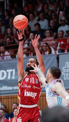 In the picture from left Davion Mintz Wuerzburg Baskets, 10 with the three-pointer against Alijah Comithier Telekom Baskets Bonn, 2 22 05 2026, Basketball, Fitness First Wuerzburg Baskets vs Telekom Baskets Bonn, easyCredit BBL Playoffs, 3 Quarterfinals, Germany, 97072, tectake Arena Wuerzburg, Copyright: HMBxMedia xJulienxBecker